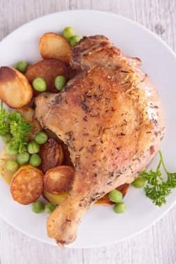 Kızarmış ördek ve sebze