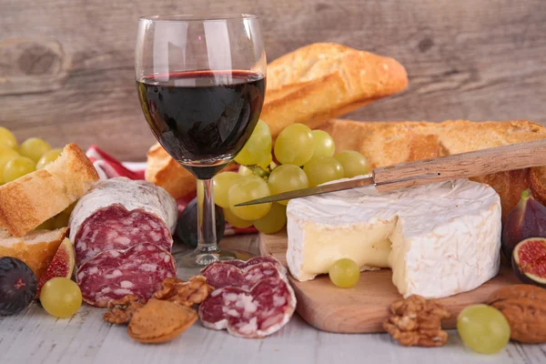 Vinho com salame e queijo — Fotografia de Stock