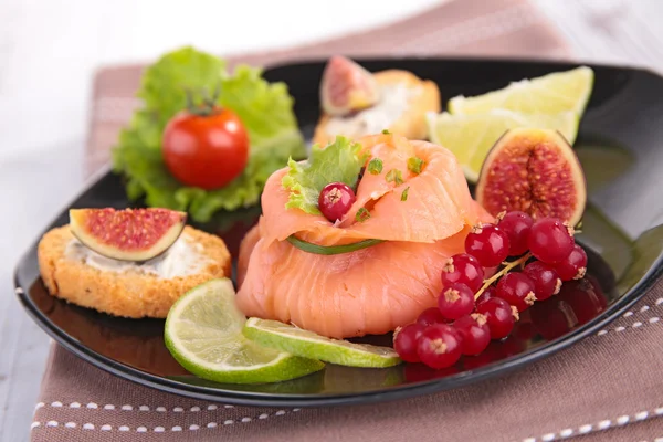 Appetizer with salmon and berries — Stock Photo, Image