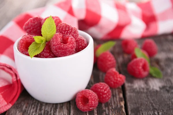 Fresh raspberry with mint in cup — Stock Photo, Image