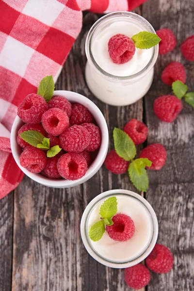 Fresh raspberry and yogurt — Stock Photo, Image