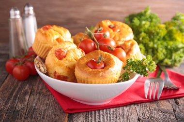 Domates muffin plaka üzerinde