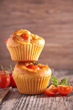 Ahşap üzerine domates muffins
