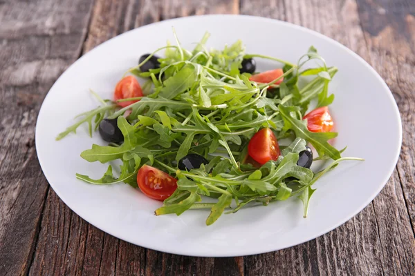 Ensalada con tomates y rúcula —  Fotos de Stock