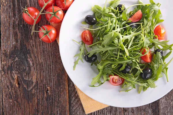 Salada com tomates e rúcula — Fotografia de Stock