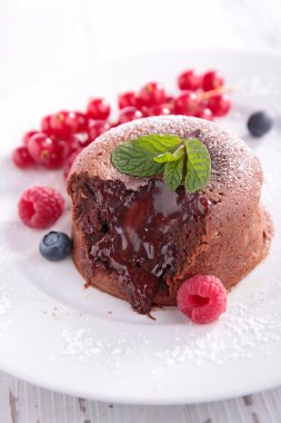 Çilekli çikolatalı pasta.