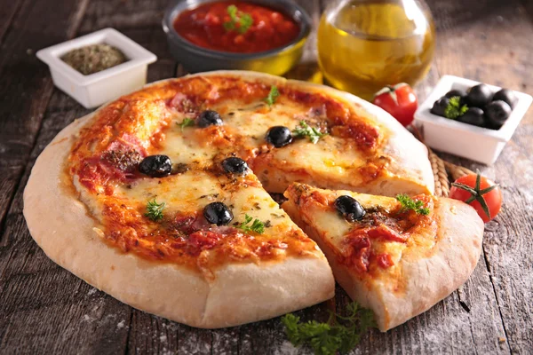 Pizza saborosa de perto — Fotografia de Stock