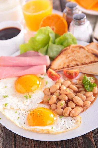 Smakelijk ontbijt op tafel — Stockfoto