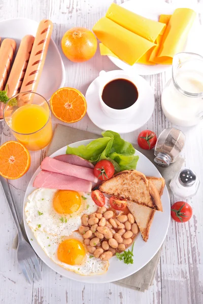 Smakelijk ontbijt op tafel — Stockfoto