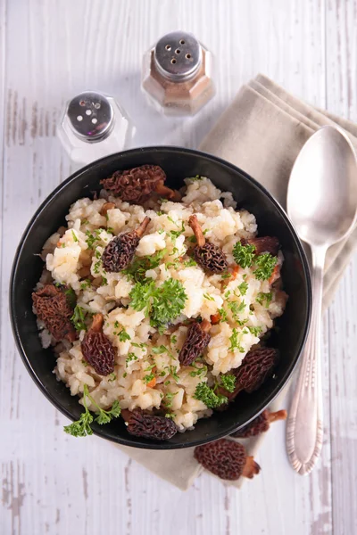 Risotto aux champignons et aux herbes — Photo