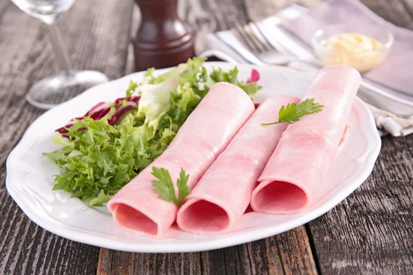 Jamón laminado de cerca en el plato — Foto de Stock