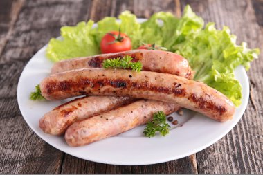 plaka üzerinde ızgara sosis