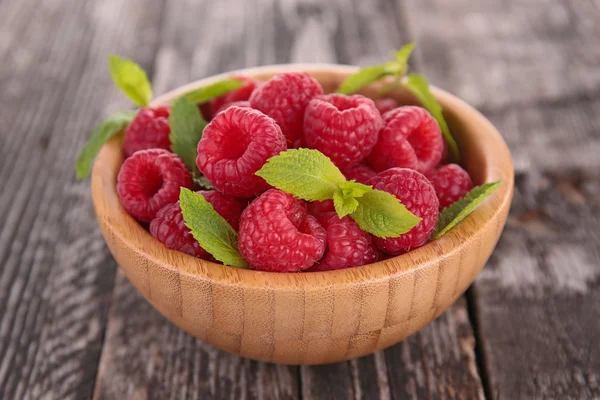 Raspberry with mint in bowl — Stock Photo, Image