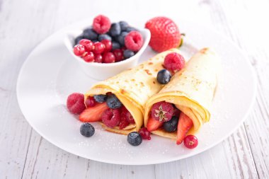 Lezzetli krepler plaka üzerinde