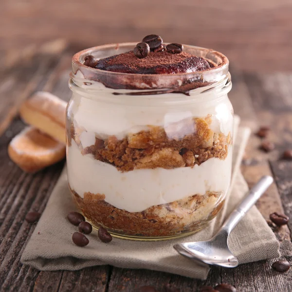 Tiramisù in vetro sul tavolo — Foto Stock