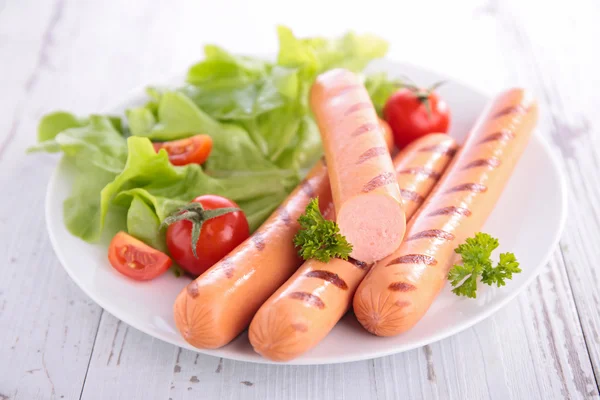 Sosis salata ve domates ile — Stok fotoğraf