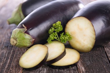 Taze çiğ patlıcan