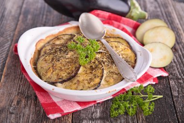 Fırında patlıcan peynir ve krema ile