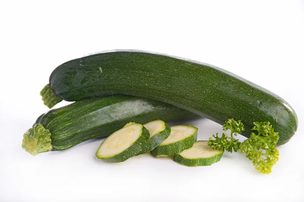 Rå hel og skivet zucchini – stockfoto