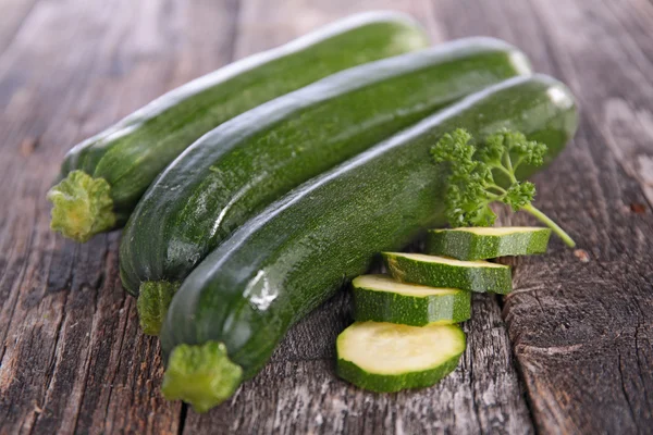 Roh ganz und Zucchini in Scheiben schneiden — Stockfoto