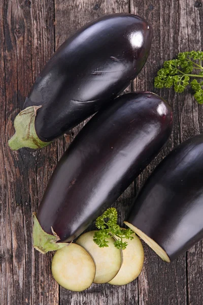 Frische rohe Auberginen — Stockfoto