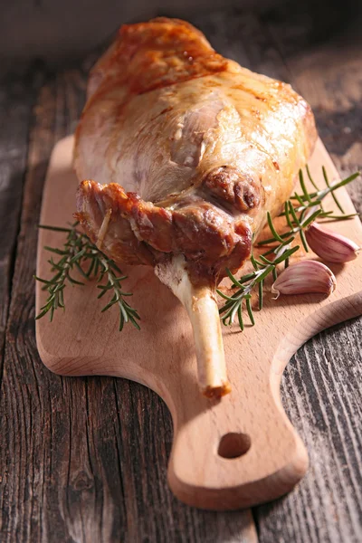 Lamb leg on board — Stock Photo, Image