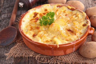 Peynir ve patates graten.