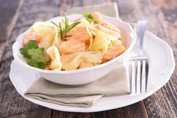 Pasta met zalm in witte plaat — Stockfoto