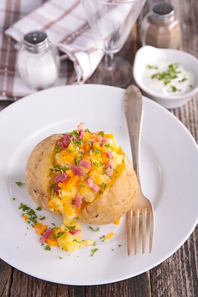 Pommes de terre cuites au four sur assiette — Photo