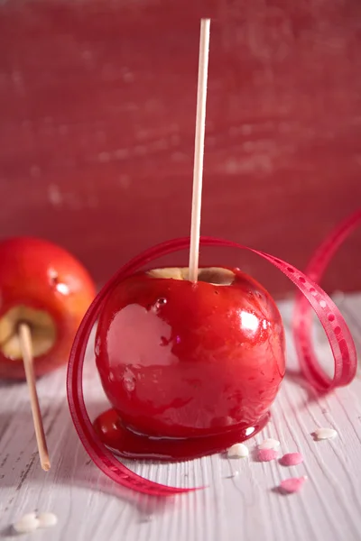 テーブルの上のタフィーりんご — ストック写真