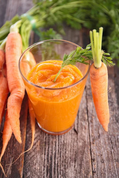 Succo di carota sul tavolo di legno — Foto Stock