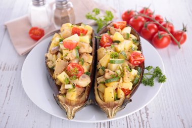 Fırında patlıcan ya da patlıcan plaka üzerinde