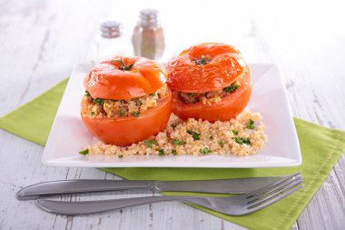 Plaka üzerinde pişmiş domates