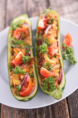 Plaka üzerinde pişmiş kabak