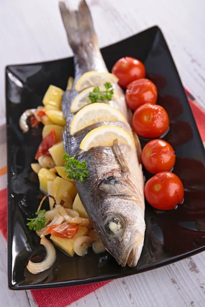 Peixe cozido no forno e legumes — Fotografia de Stock