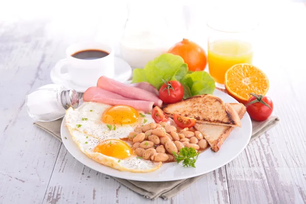 Frukost med bönor, bacon, ägg — Stockfoto