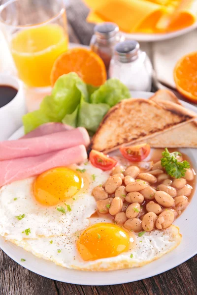 Frühstück mit Bohnen, Speck, Ei — Stockfoto