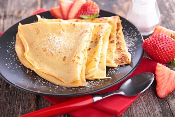 Crepe with sugar and strawberries — Stock Photo, Image