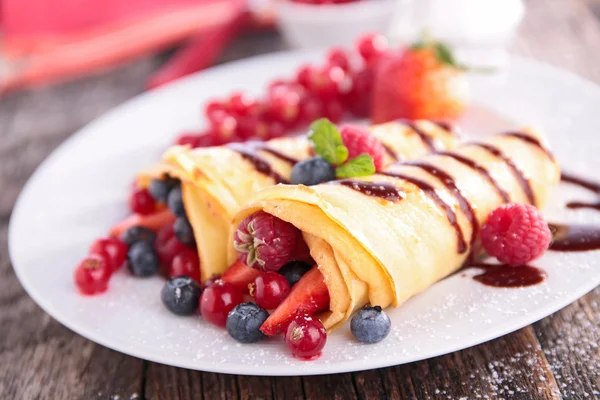 Crepe with berry — Stock Photo, Image
