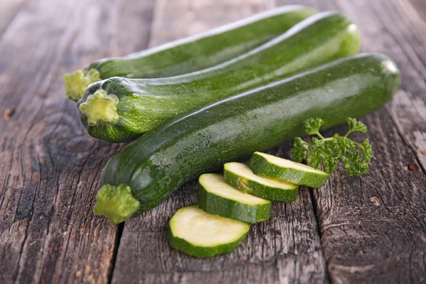 Rå hel og skivet zucchini – stockfoto