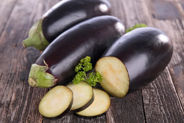 Frische rohe ganze und in Scheiben geschnittene Auberginen — Stockfoto