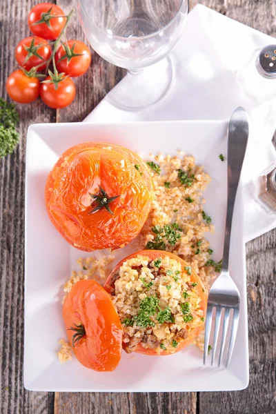 Tomates cozidos no prato — Fotografia de Stock