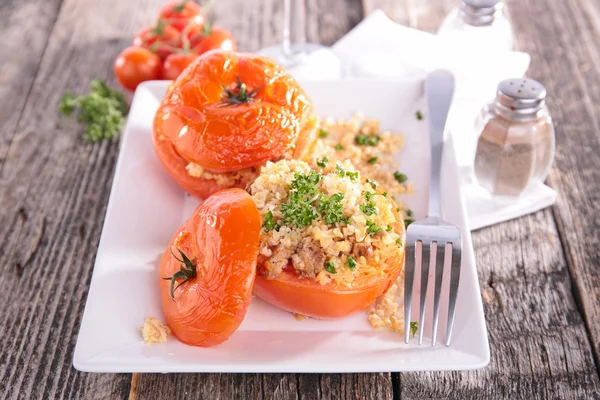 Bakade tomater på tallrik — Stockfoto