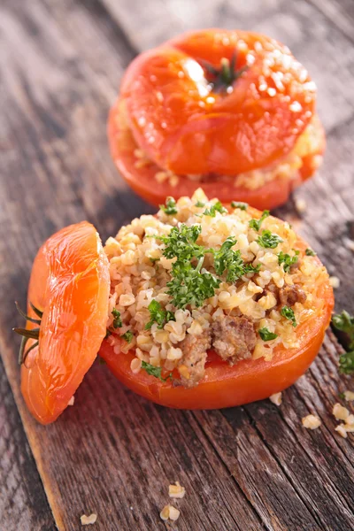 Tomates al horno sobre mesa de madera —  Fotos de Stock