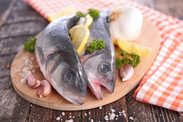 Peixe cru a bordo — Fotografia de Stock