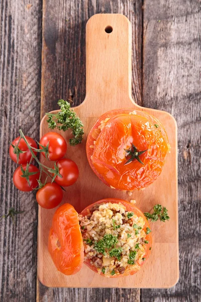 Pieczone pomidory na deski do krojenia — Zdjęcie stockowe