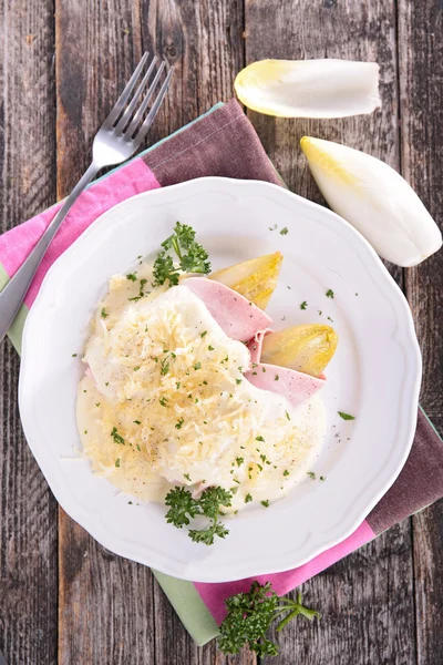 Gebackene Chicorée mit Schinken und Sahne — Stockfoto