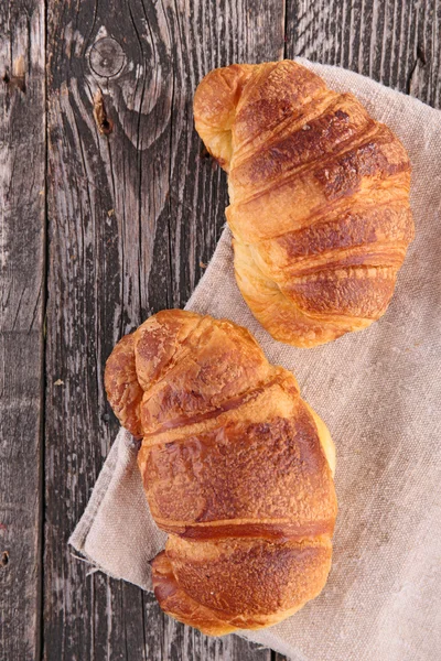 Färska croissanter på trä — Stockfoto