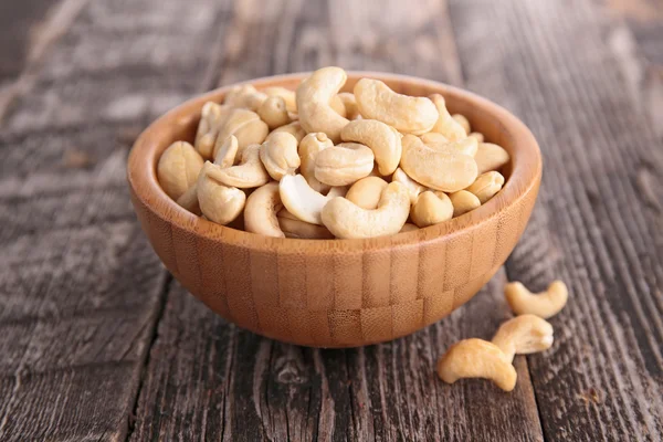 Rohe Cashew in Holzschale — Stockfoto