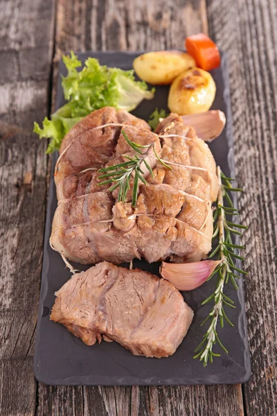 Geroosterd vlees op plaat — Stockfoto